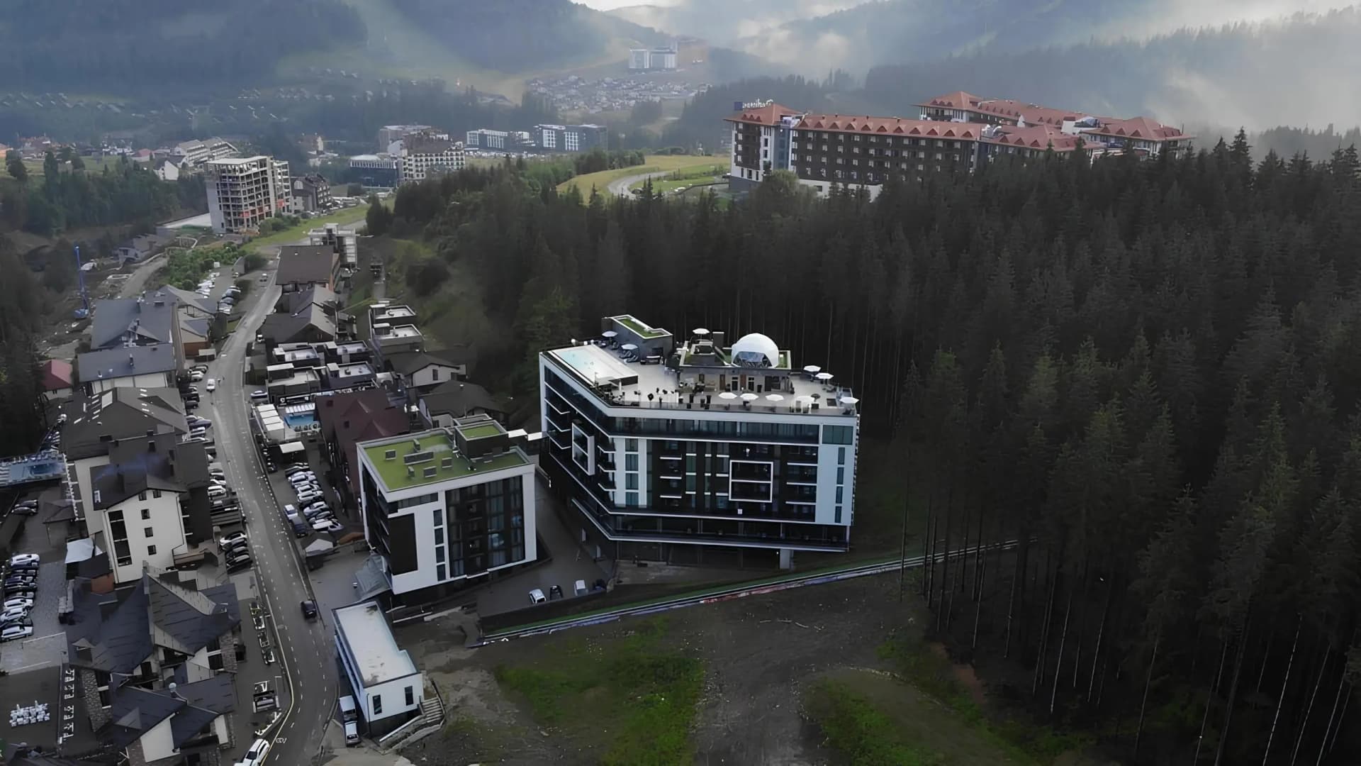 Детальний план фасаду комерційної будівлі з використанням натуральних матеріалів